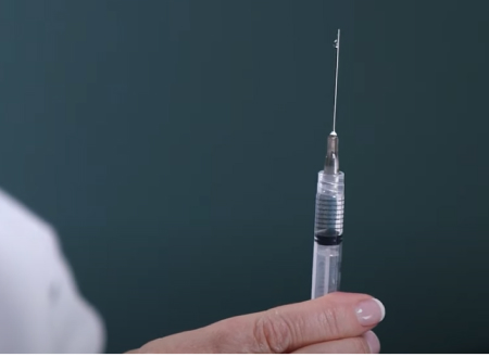 Лечение амфетаминовой зависимости Шприц в руке врача